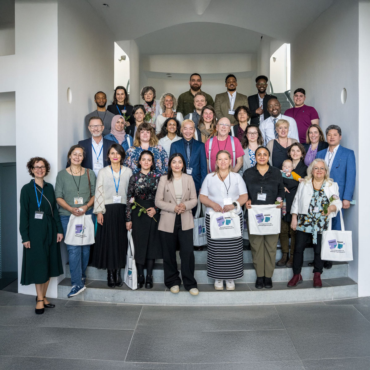 Bundeszuwanderungs- und Integrationsrat Zertifikatsübergabe an Einbürgerungslots*innen von Pass[t] genau! Beratungsnetzwerk für Einbürgerungsinteressierte am 4. April 2025 in Berlin.